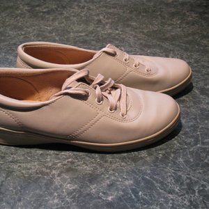 Women's Grasshopper lace up beige shoes